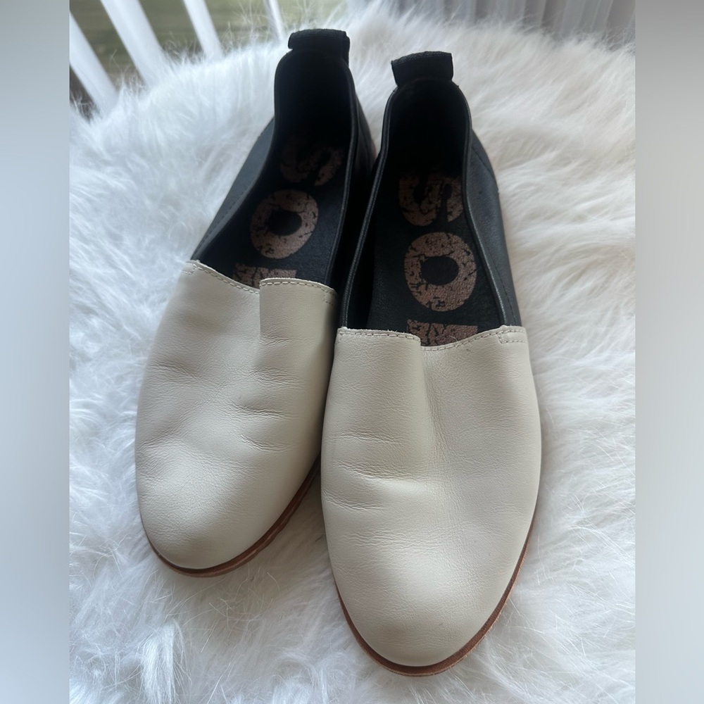 SOREL Ella Two Tone Flats
Size:7
Slip on
Leather upper
Two tone: cream black - Picture 3 of 6